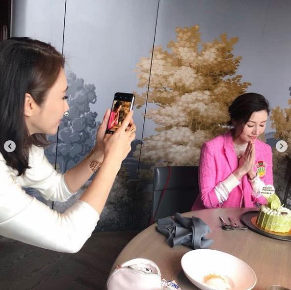 49岁李嘉欣晒庆生照美如当初，与老公许晋亨凹同款造型放闪超甜